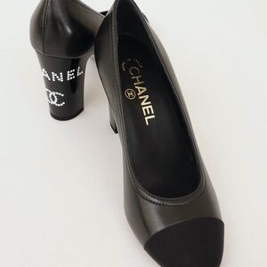 NWT  CHANEL Goatskin Grosgrain Cap Toe Black Chanel CC  Pumps Size 37/7   $1300